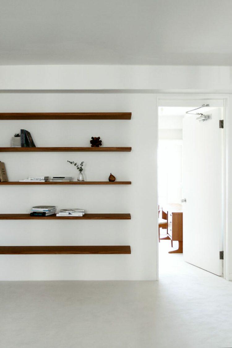 壁付の木棚が空間に程良いアクセント