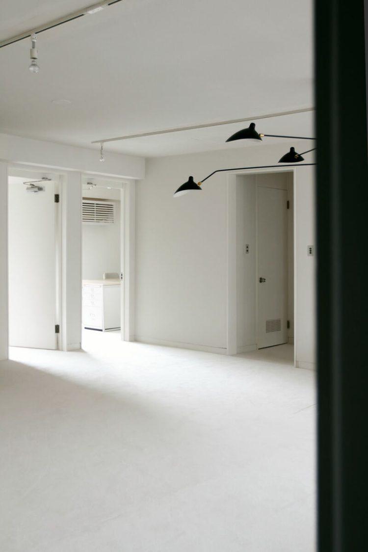 全面ホワイトの室内は朝からやわらかい光が