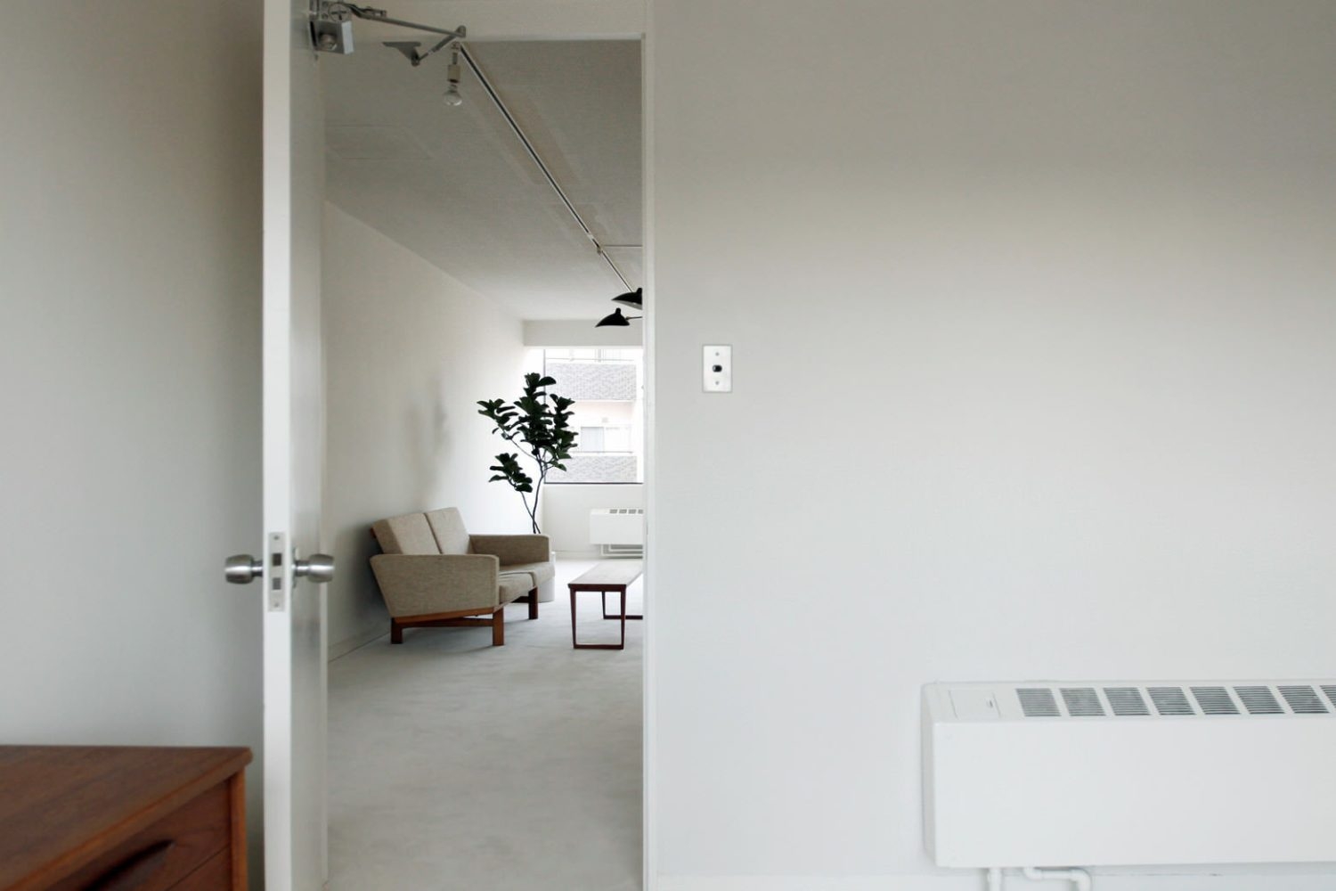 メイクルーム越しのリビング