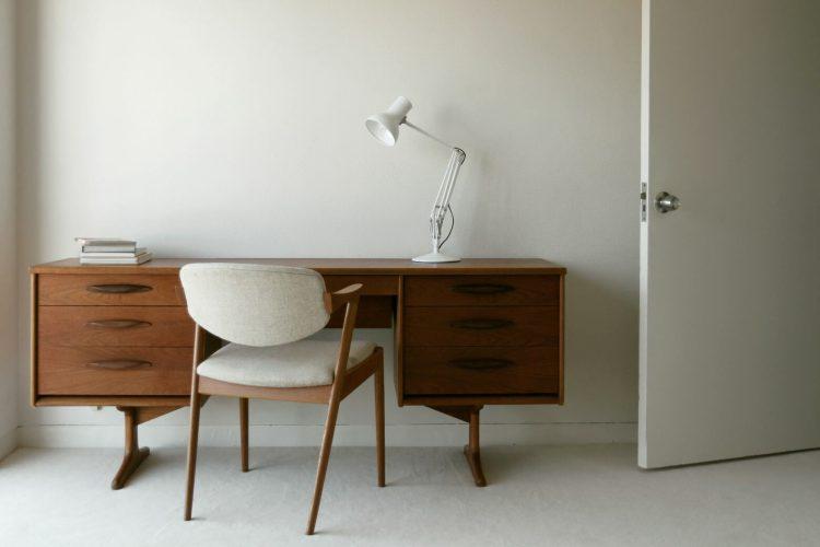 デスクはイギリス産のヴィンテージ