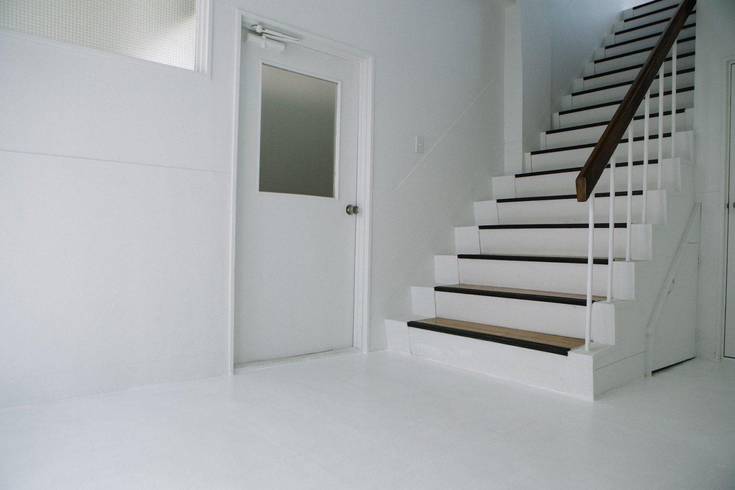 白壁白床で統一、手すりや階段の木材が程よい差し色