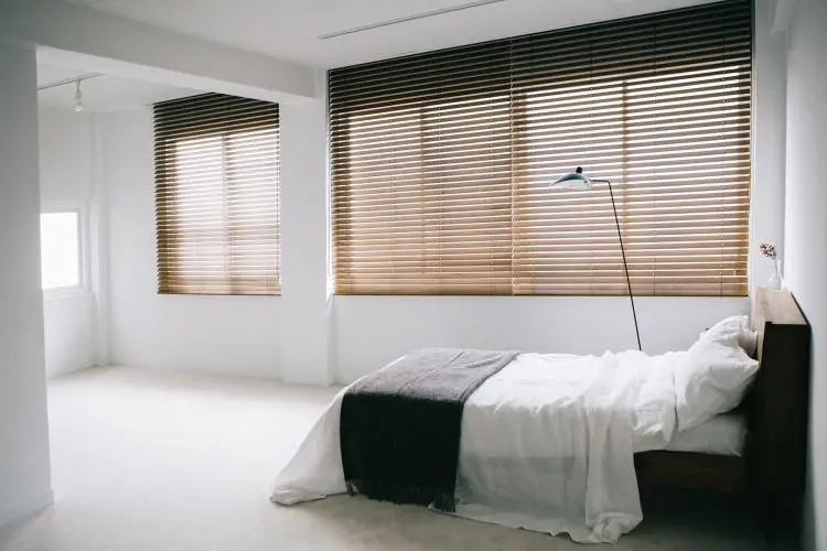 絨毯のベッドルーム、ブラインド越しの光