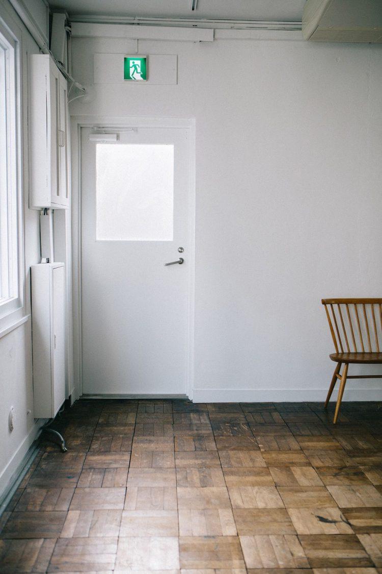 木床と白壁の組み合わせ