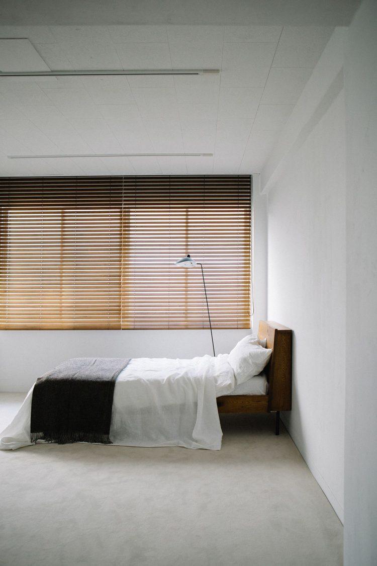 ブラインドと木ベッドの相性
