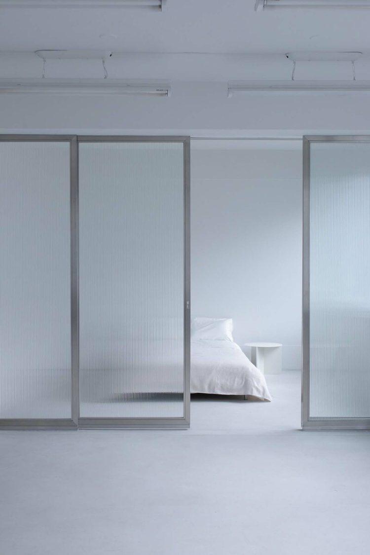 両サイドはFIX、中央開き