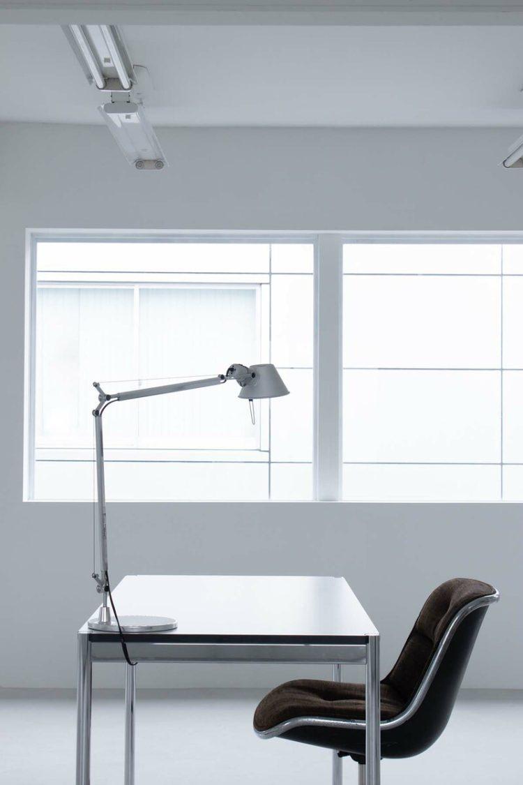 卓上にはArtemideのデスクライト