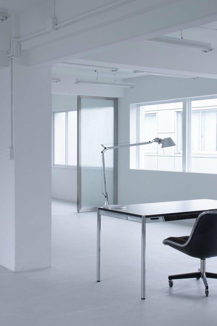 ワークデスクからの窓抜け