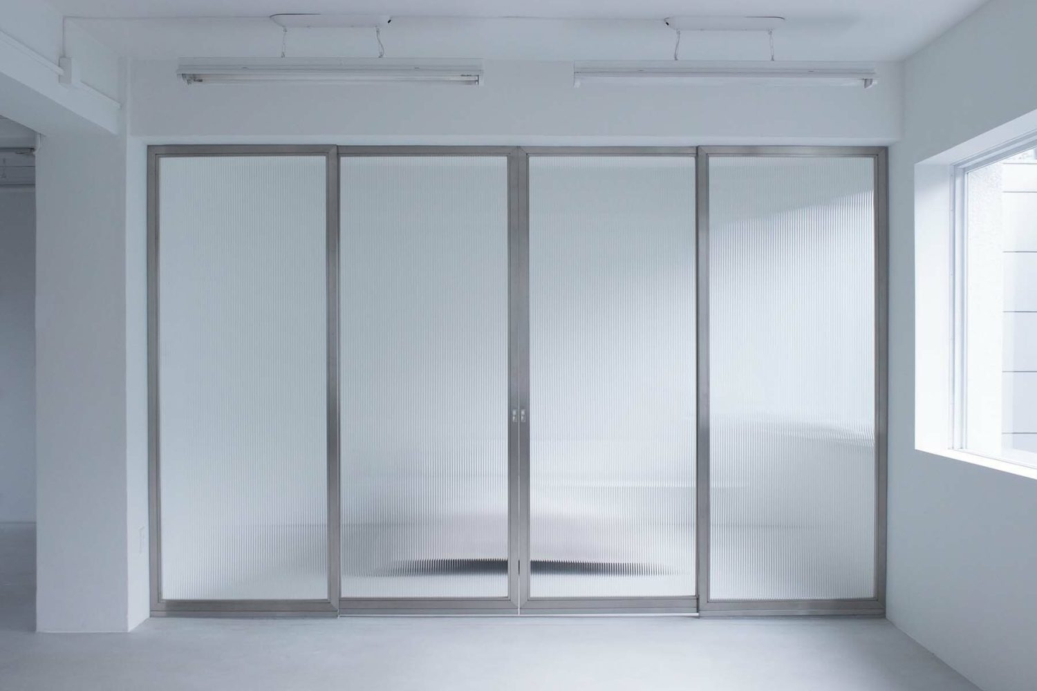 シルエットが浮かぶモールガラス