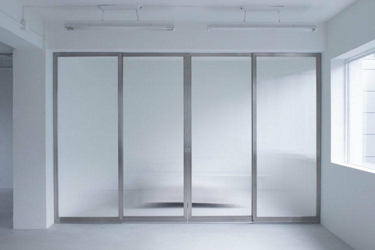 シルエットが浮かぶモールガラス