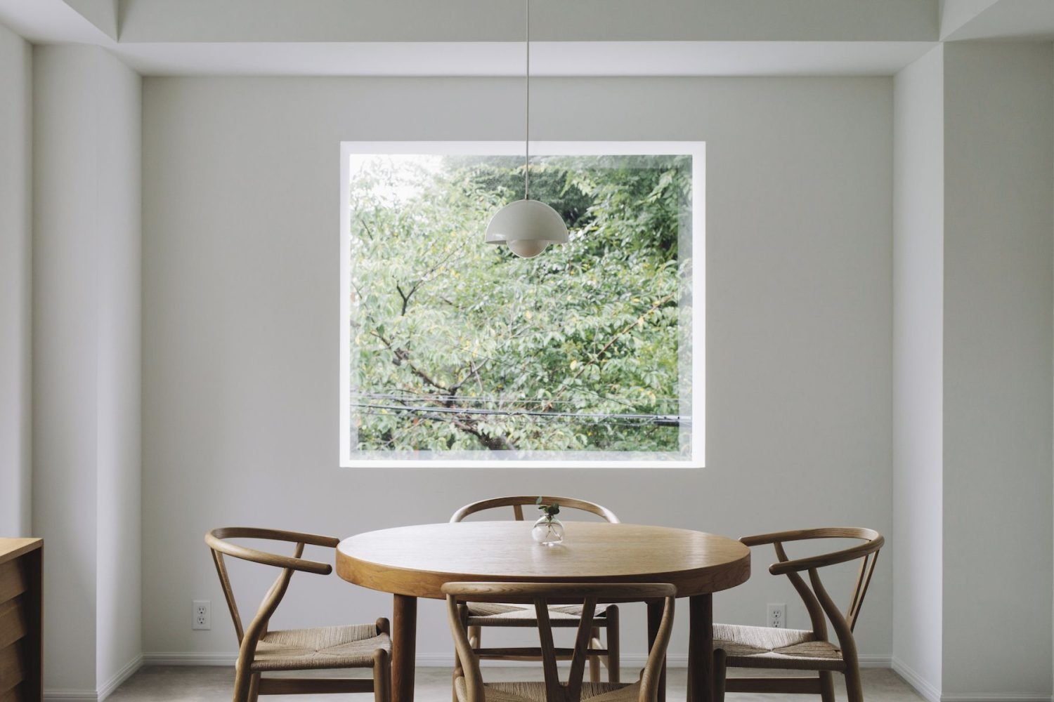 2F ダイニングには伸縮できる丸テーブル