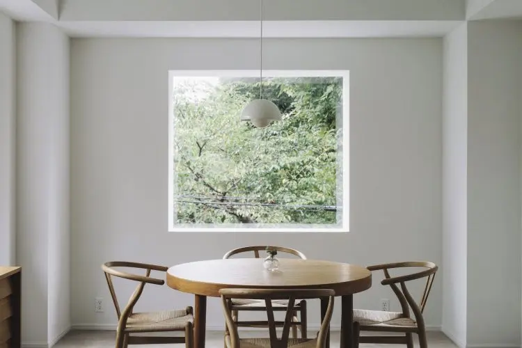 2F ダイニングには伸縮できる丸テーブル