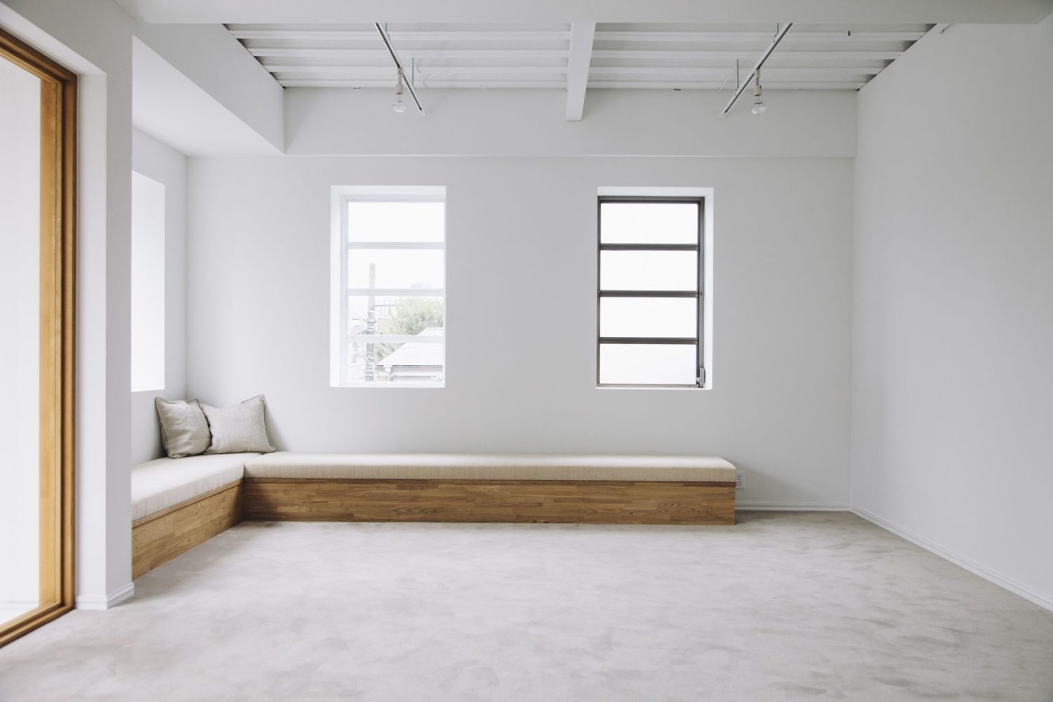 2F リビングには特徴的な備え付けのL字ソファ