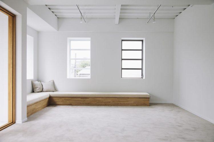 2F リビングには特徴的な備え付けのL字ソファ