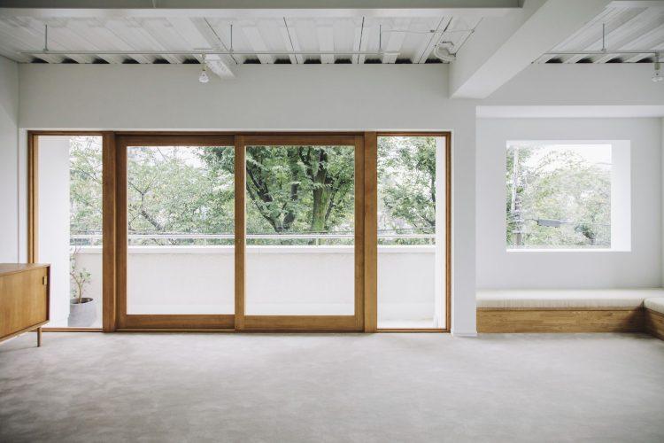 2F ベランダに繋がる窓は幅4.3m