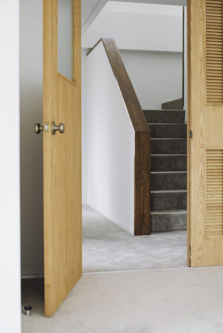 2F 絨毯が敷き詰められた階段