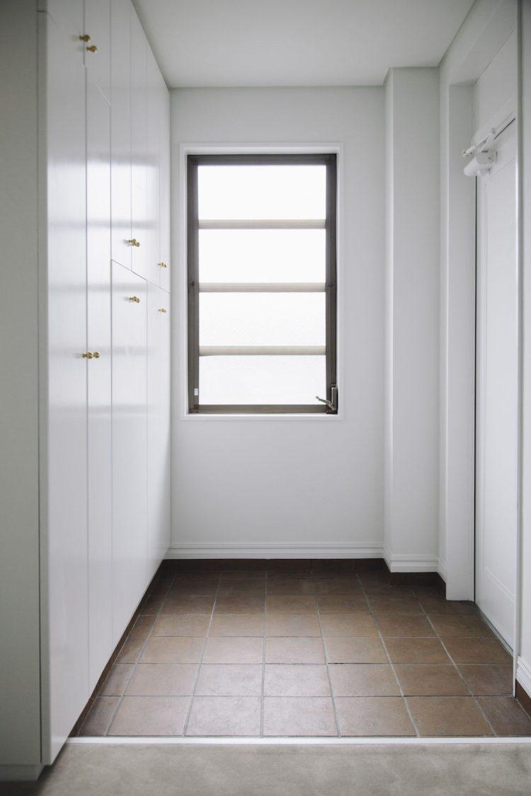 2F 白壁とタイルのバランスが秀逸な玄関