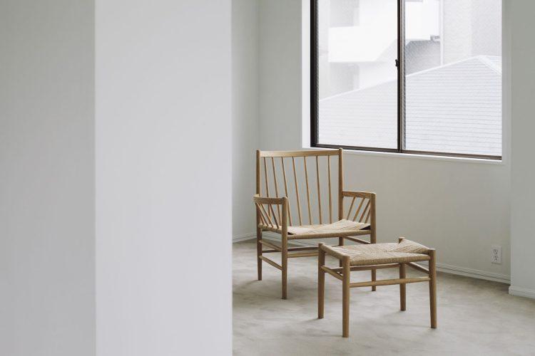 3F ベッドサイドには北欧製のチェアとオットマン