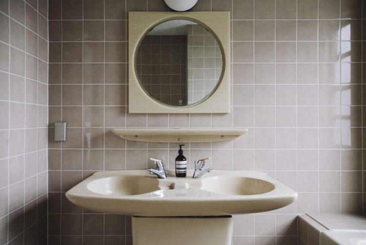 3F 旧式の洗面台。空間と調和が取れつつ独自のフォルム