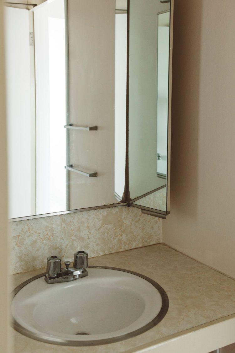 洗面台は少しレトロな風合い