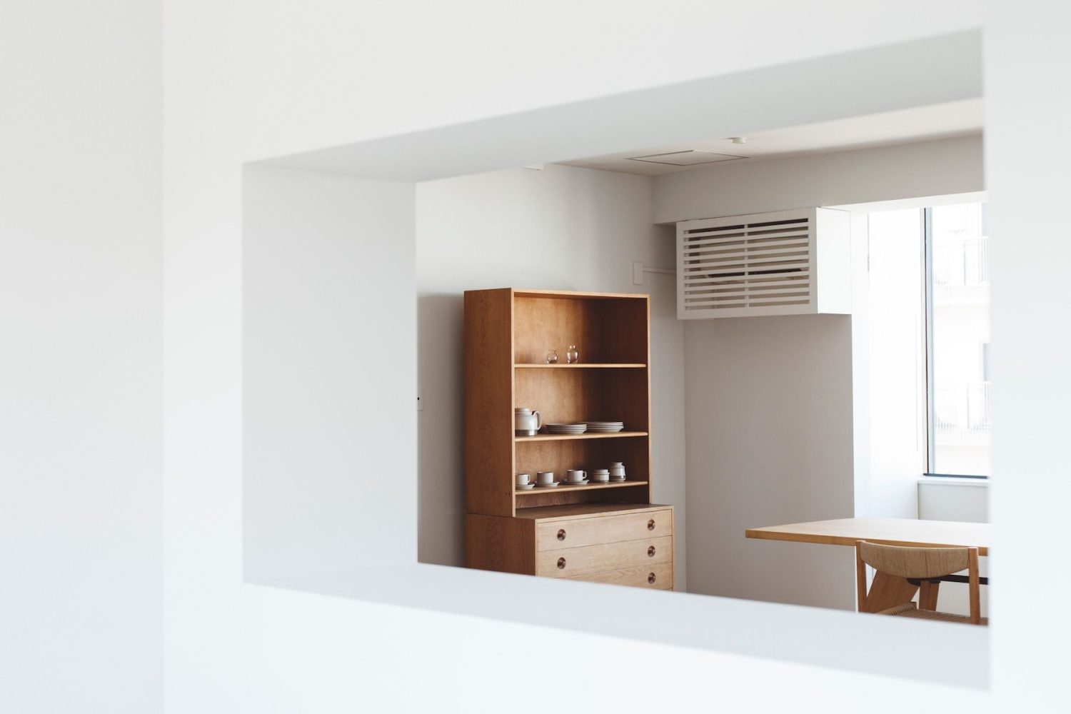 白壁とオークの色味が好相性