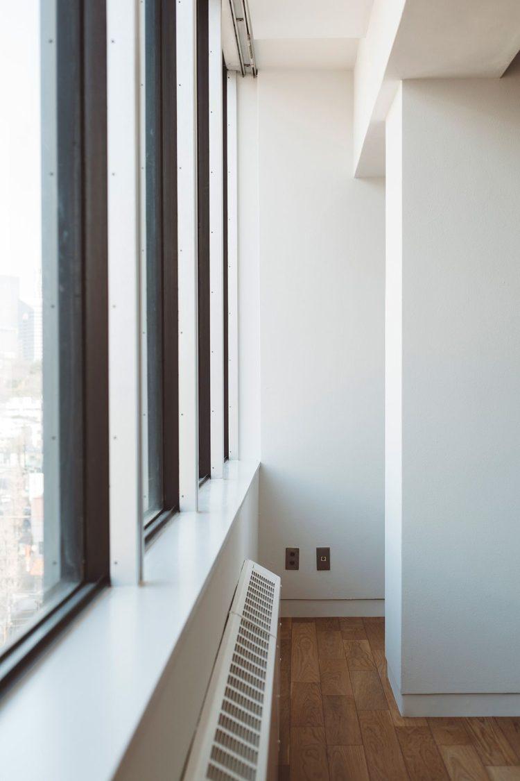 窓のホワイトフレームの内側はブラック