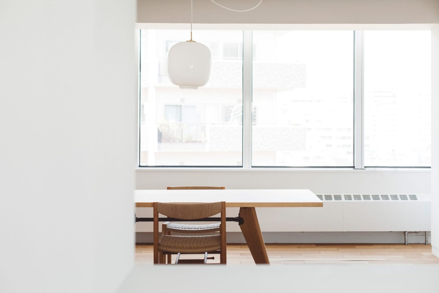 2m程の高さを持つ大窓は採光十分