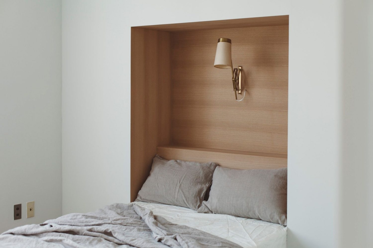 セミダブルサイズのベッド