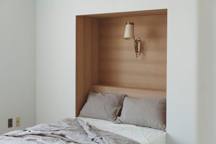 セミダブルサイズのベッド