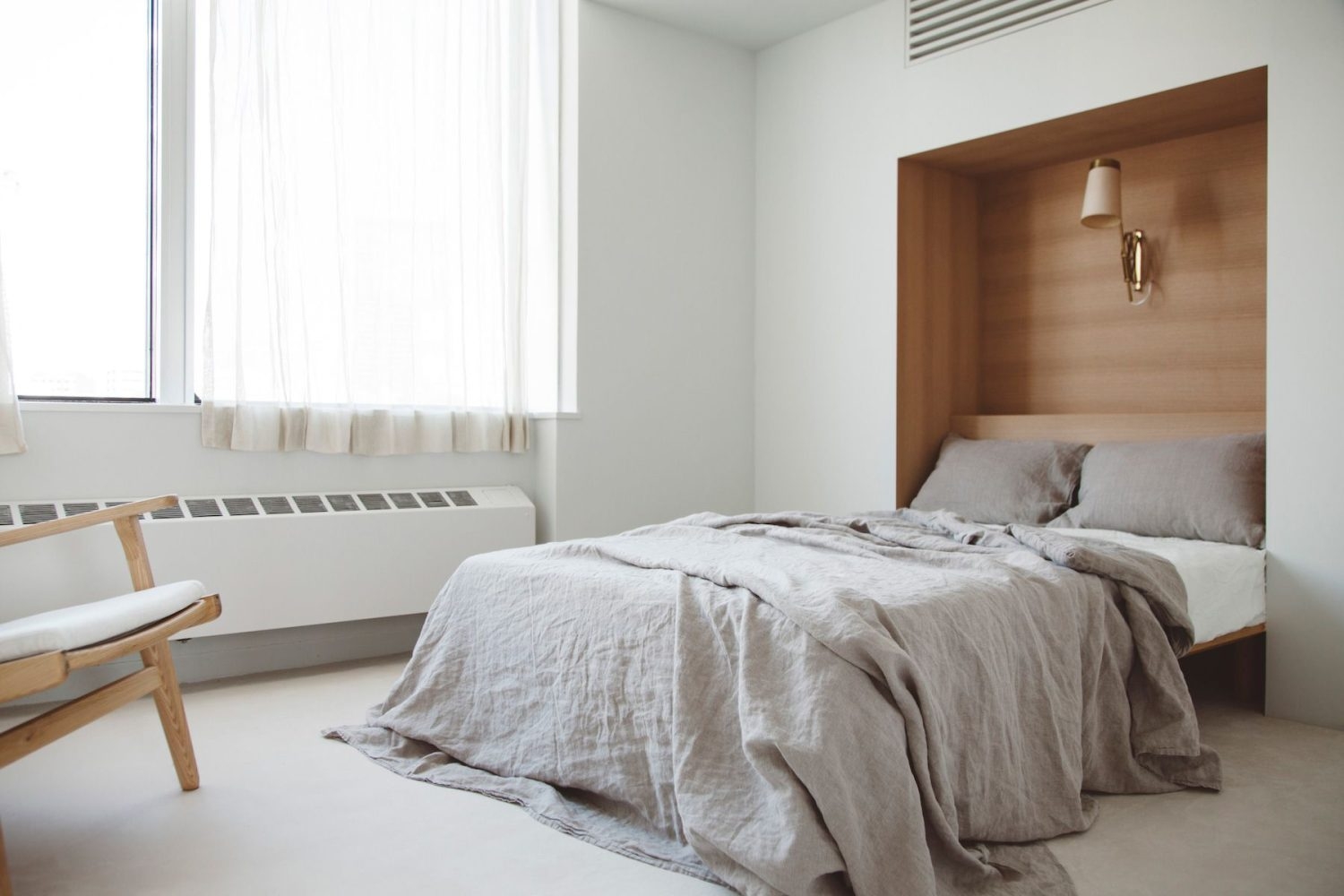 ベッドルームは収まりの良いサイズ感