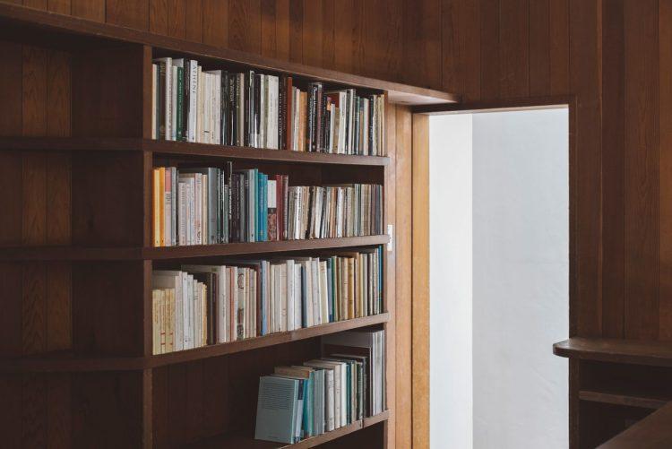 洋書を並べた書斎の本棚