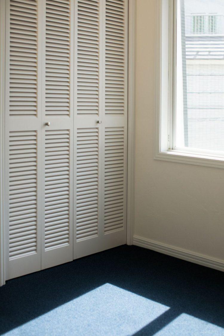 ターコイズブルーの絨毯と白壁のバランス