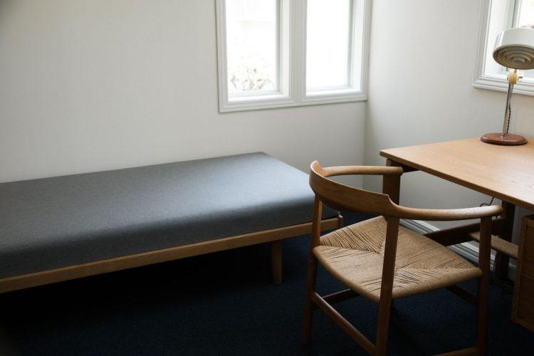 グレーのマットが軽やかな質感