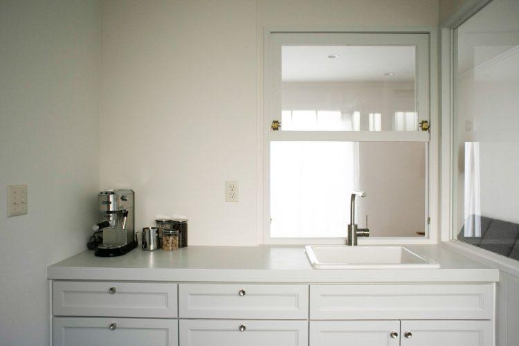 ミニキッチンにはコーヒーアイテムを