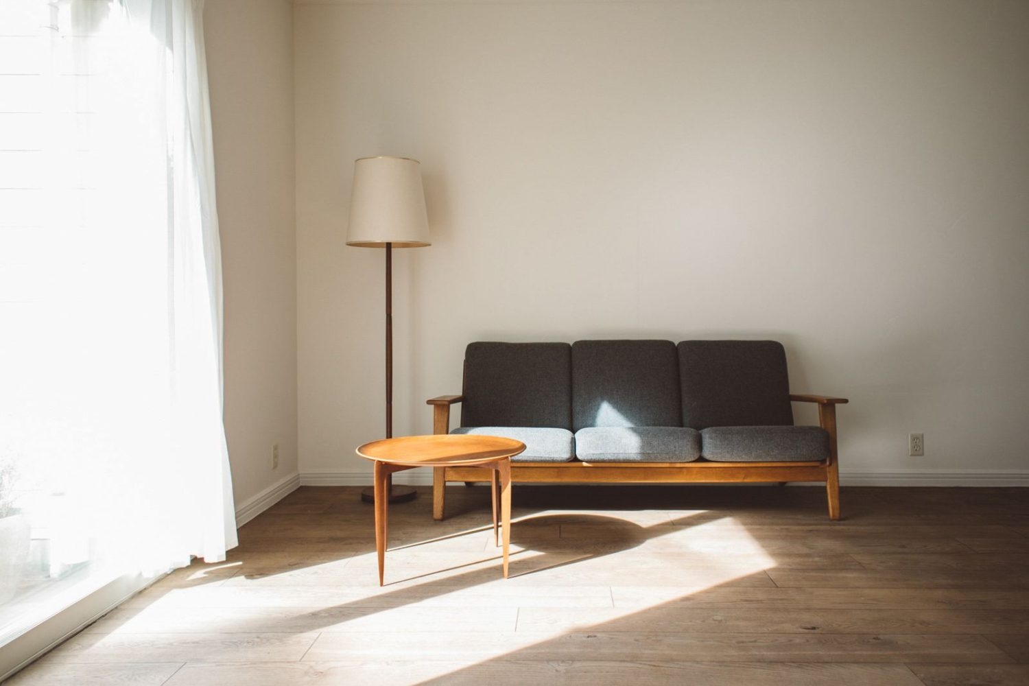 大窓からは眩しいほどの自然光