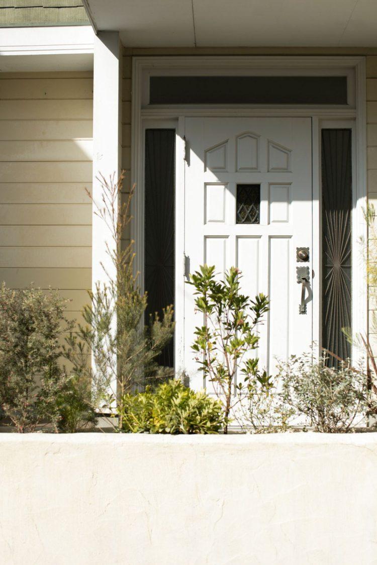 しっかりと陽があたる南向きの玄関