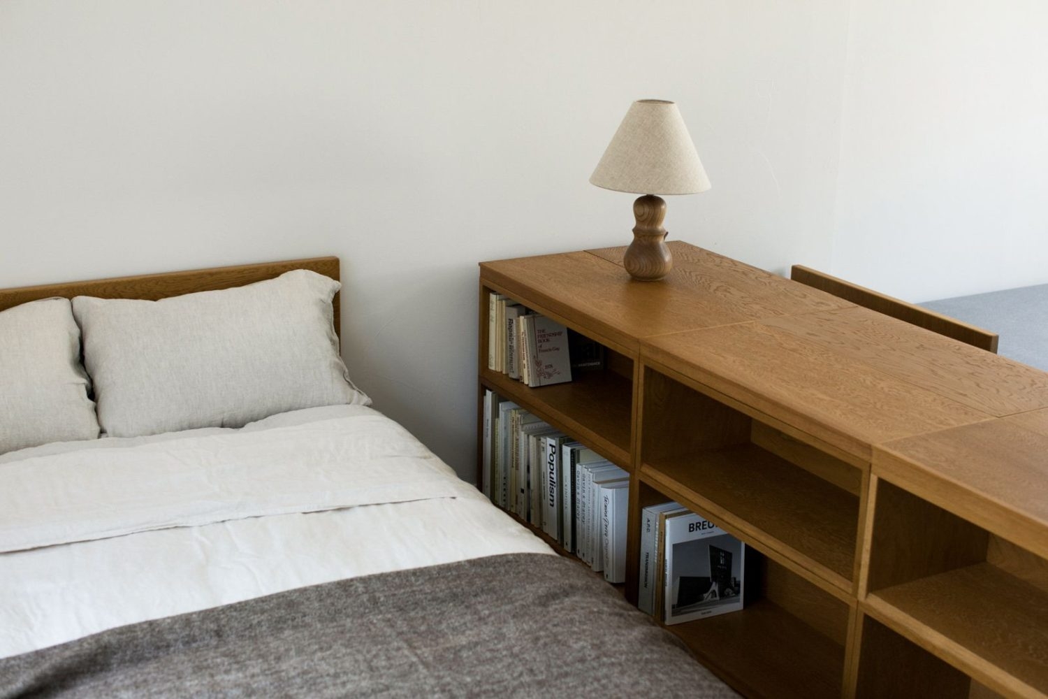 複数のブロックで組み上がった本棚