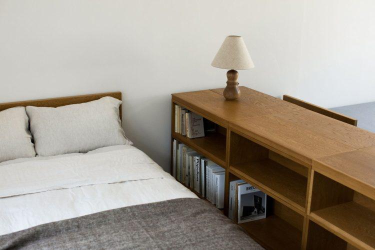 複数のブロックで組み上がった本棚