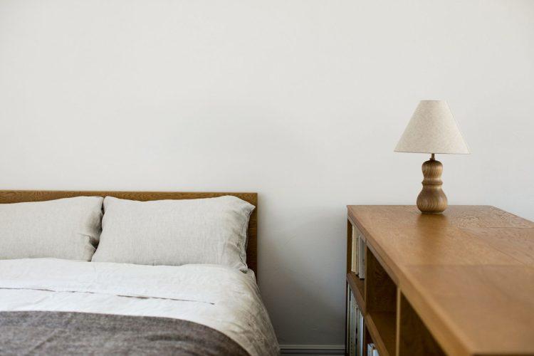 棚の中身は洋書、ファイル、レコードなど