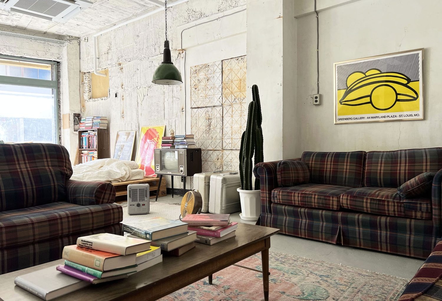 壁にはアンティークのティンパネル