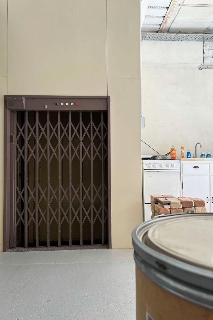 海外塗料で塗装されたダムウェーター