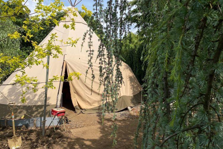 植物農園内のテント