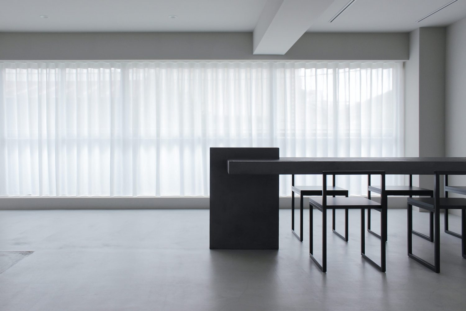 幾何学的なフォルムのテーブルにチェア