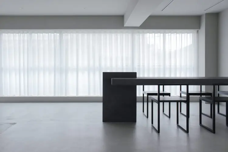 幾何学的なフォルムのテーブルにチェア