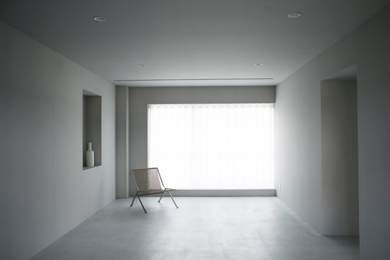 幅2.8m程の窓から十分に自然光が差し込みます