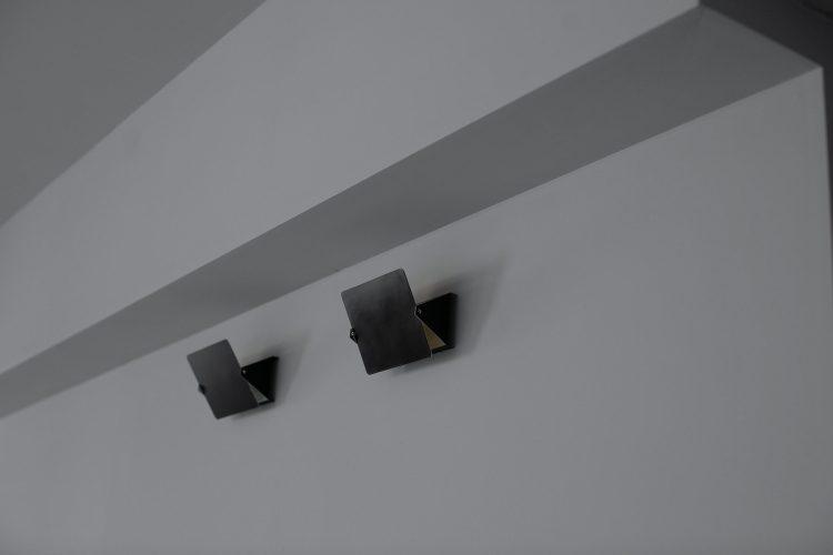 独特なフォルムの壁付ライト