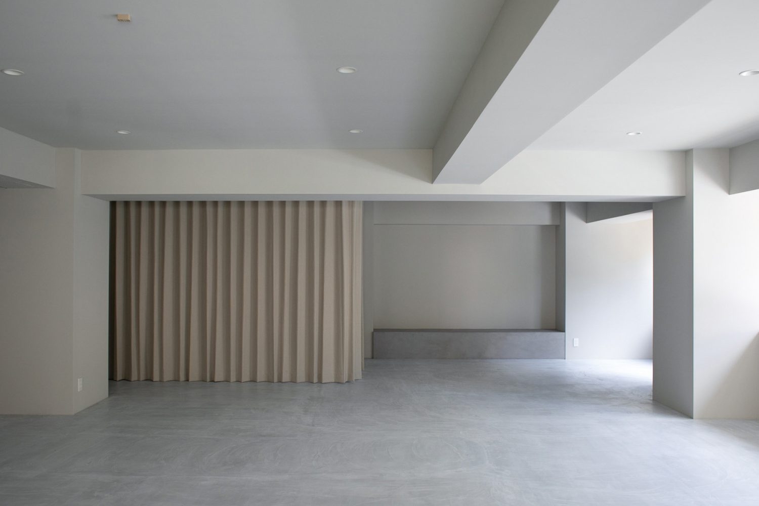 ベージュのカーテンで空間に仕切りを