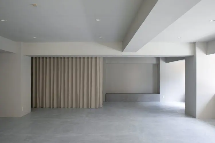 ベージュのカーテンで空間に仕切りを