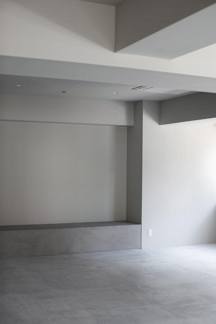 グレージュの室内は落ち着いたトーン