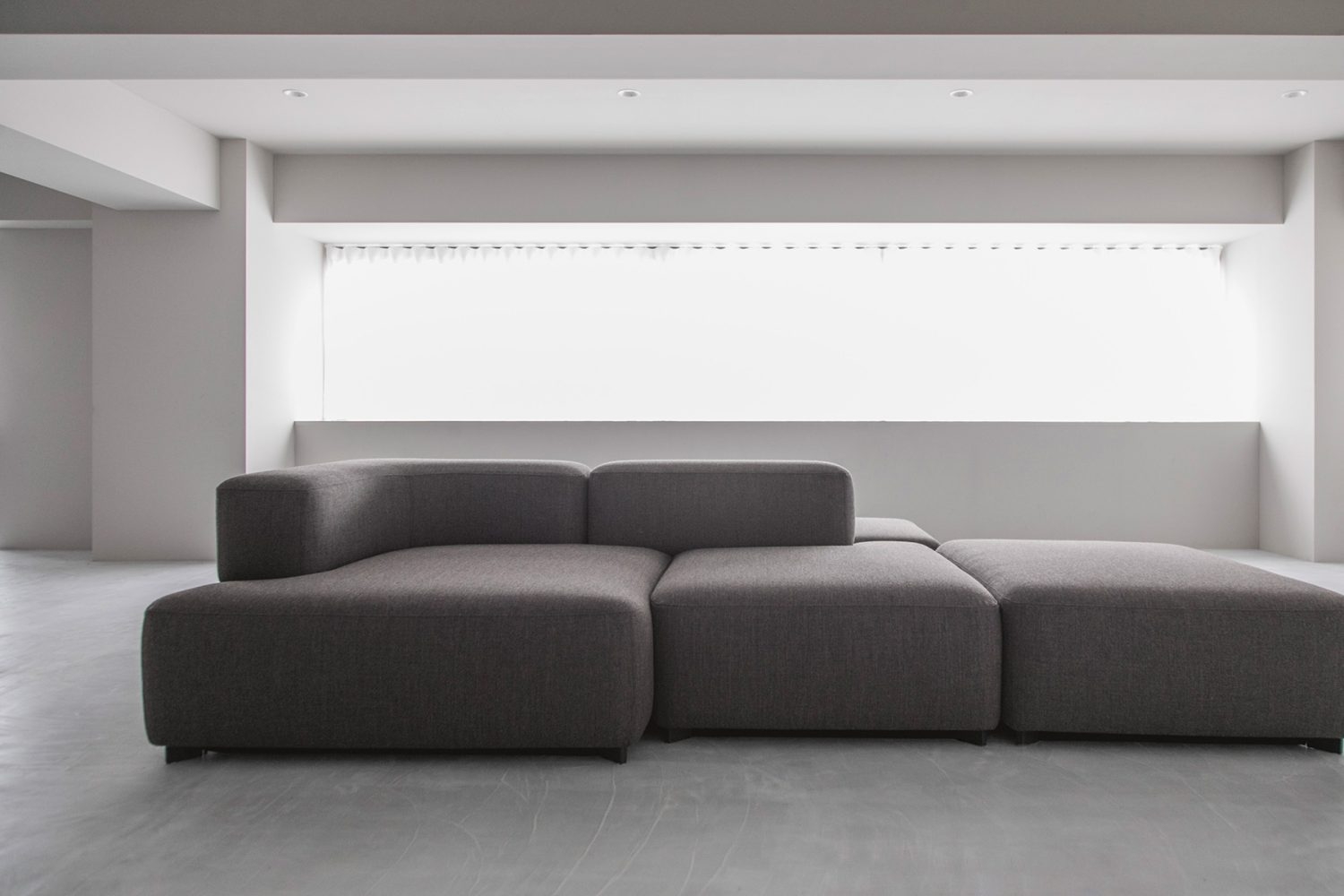 人物 / 静物どちらでも活きるソファです