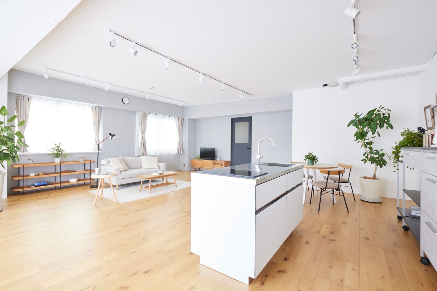 白壁とモルタル壁